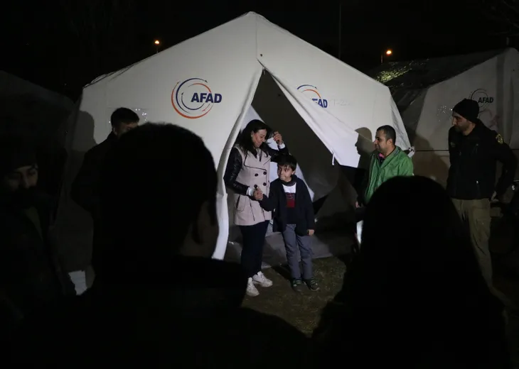 elazigda-depremzede-cocuga-cadirda-dogum-gunu-1580745665543.jpg Elazığ'da depremzede çocuğa çadırda doğum günü - 2