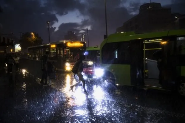 İstanbul’da sağanak yağış hayatı olumsuz etkiledi
