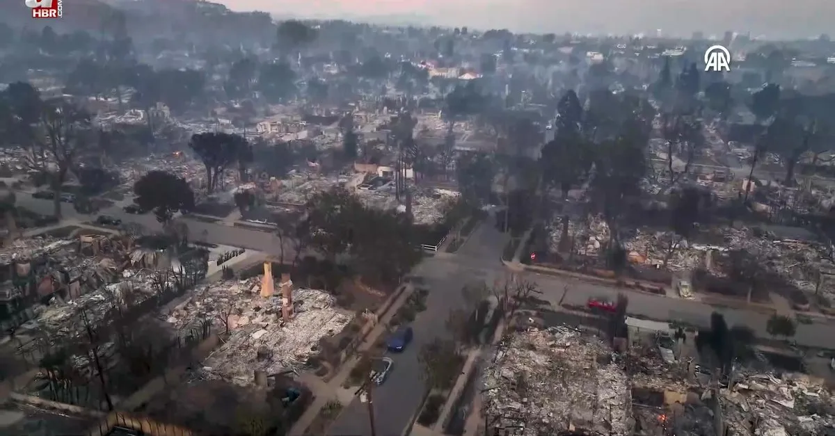 Los Angeles'ta yanan mahalleler havadan görüntülendi