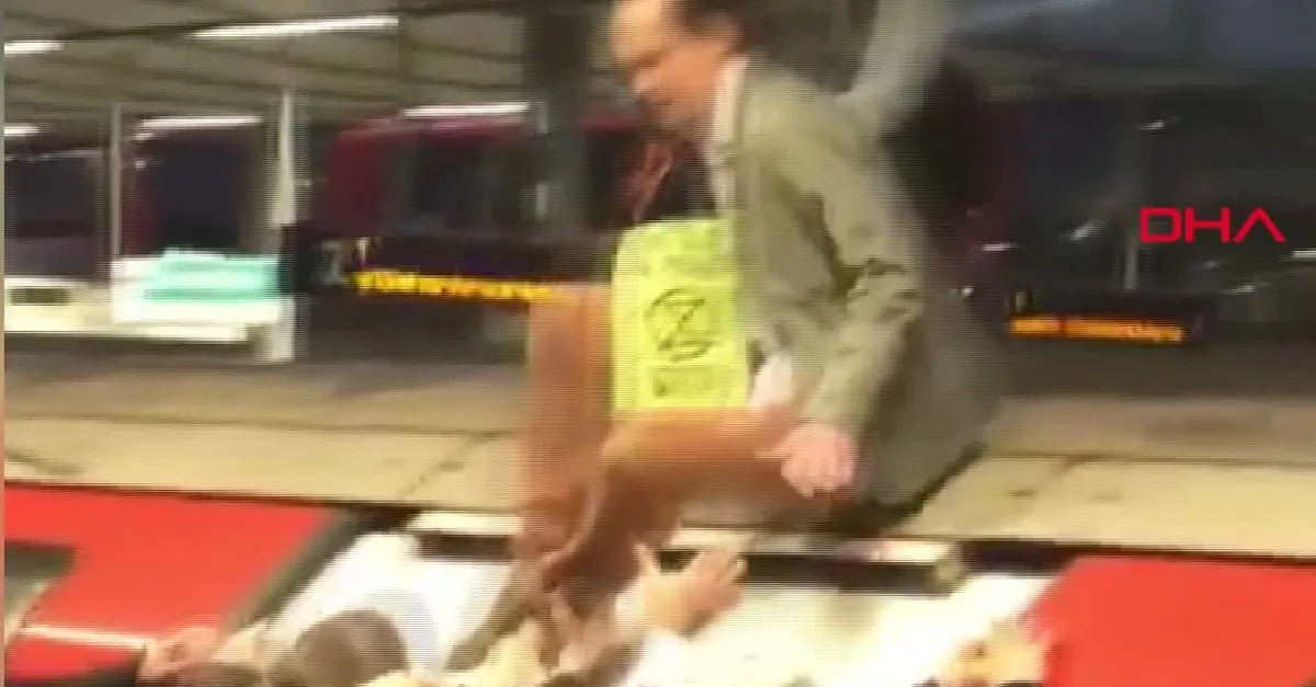 Tren üzerine çıkan eylemci, yolcular tarafından darp edildi