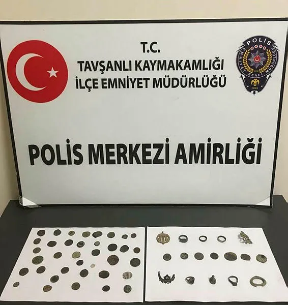 Kütahya’da kimlik kontrolü yapılan şüphelinin cebinde 54 tarihi eser bulundu