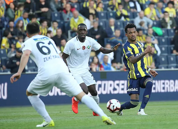 Fenerbahçe kendi evinde Akhisarspor’u geçmesini bildi