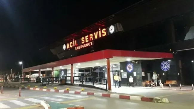 izmirde-otopsiye-gidecek-cenazeyi-karistiran-morg-gorevlisi-polise-keserle-saldirdi-1620975974005.jpg İzmir’de otopsiye gidecek cenazeyi karıştıran morg görevlisi polise keserle saldırdı - 3