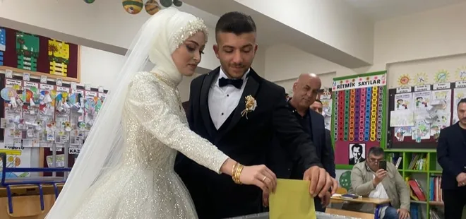 Gelin ve damatlar önce sandığa sonra düğüne gitti! İşte o renkli görüntüler