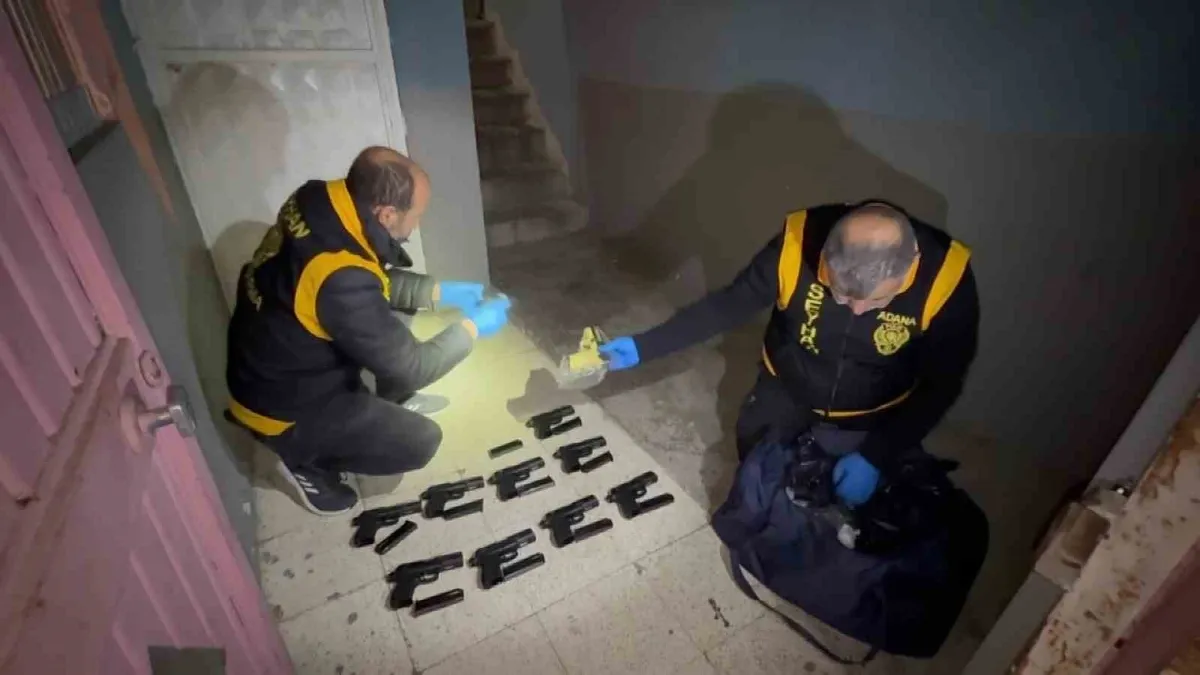 Adana'da cephanelik gibi ev: 22 adet tabanca ele geçirildi