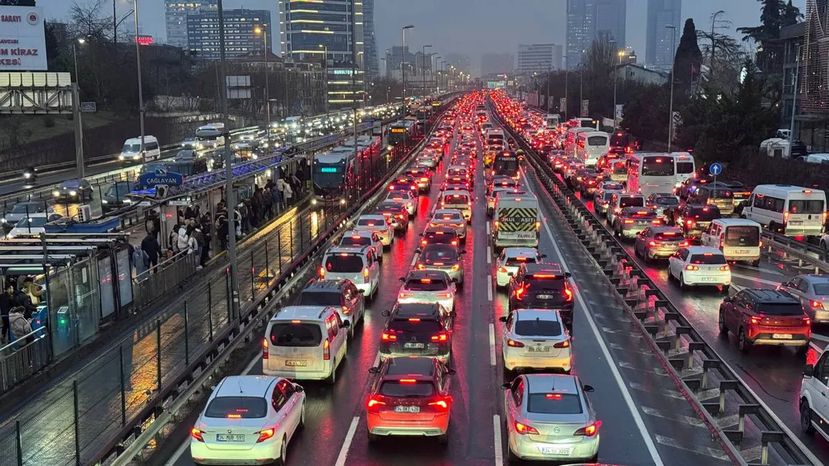 Yola çıkacaklar dikkat! Megakentte trafik kilit yoğunluk yüzde 85