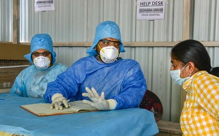 Hindistan’da din adamı 40 bin kişiye virüs yaydı
