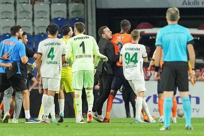 joao-figueiredo-orta-sahadan-avladi-basaksehir-alanyaspor-macinda-harika-gol-basaksehir-4-2-alanyaspor-mac-son-1724007103086.jpeg Başakşehir - Alanyaspor maçı sonrası iki takım futbolcuları arasında gerginlik çıktı