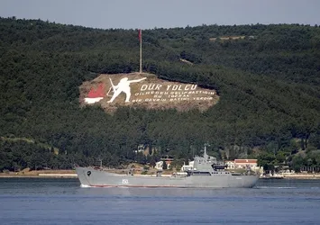 Rus savaş gemisi Çanakkale Boğazı'ndan geçti