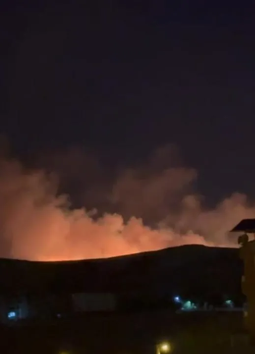 diyarbakirda-aniz-yangini-bolgedeki-ruzgarin-etkisiyle-alevler-genis-alana-yayildi-1721686774775.jpeg Diyarbakır’da anız yangını! Alevler geniş alana yayıldı