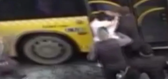 İstanbul’da otobüsün camını kırıp şoförü ve oğlunu darp ettiler! O anlar kamerada