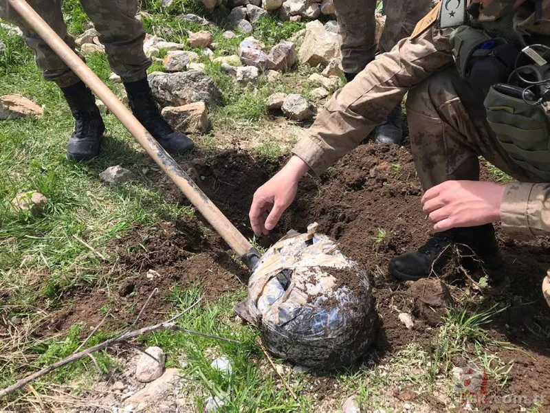 Terör örgütü PKK'nın cephaneliği ele geçirildi 24