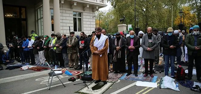 İslam düşmanı Macron Londra’da protesto edildi