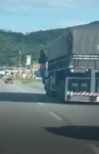 Brezilya’da amansız takip! Eşini öldüren kamyonun kapısında 32 kilometre boyunca asılı kaldı - 2