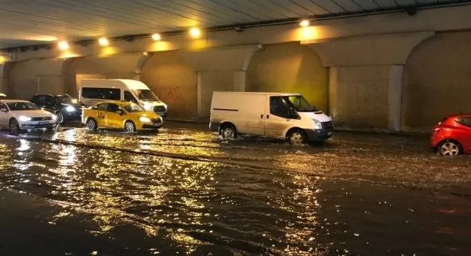 Topkapı alt geçidini su bastı! Sürücüler zor anlar yaşadı - 2