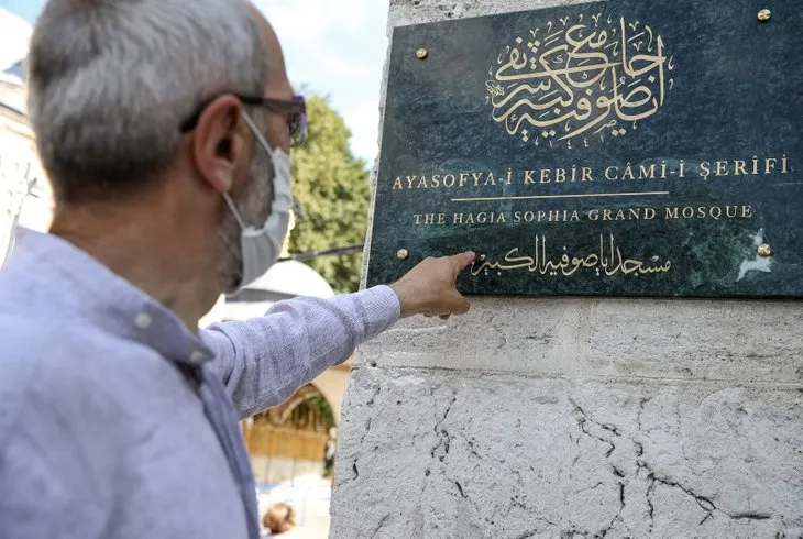 Ayasofya-i Kebir Camisi’nin isminin yeraldığı levhadaki hattı, Kabe’nin yazılarını yazan hattat yazdı