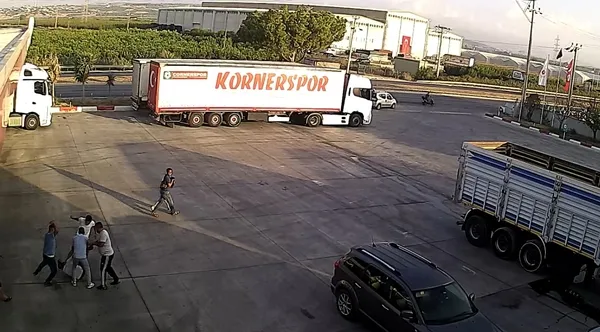 mersinde-sevdigi-kizi-kacirmak-isterken-meydan-dayagi-yedi-1631618449715.jpg Mersin’de sevdiği kızı kaçırmak isterken meydan dayağı yedi - 6