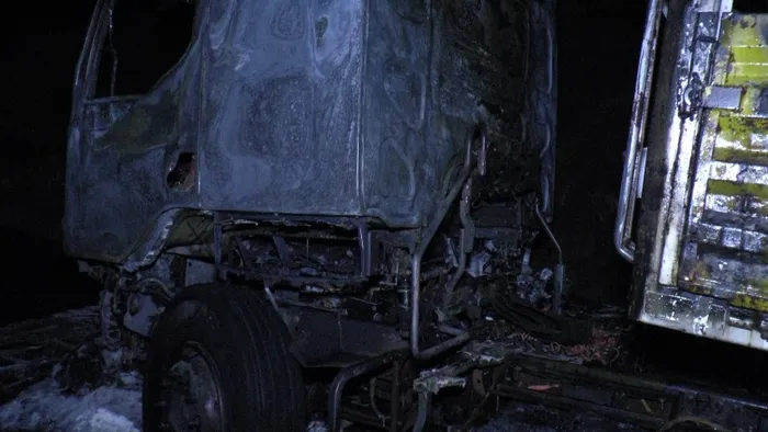 Kuzey Marmara Otoyolu’nda metal yüklü TIR alev alev yandı - 1