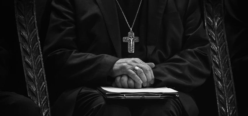Papa'ya yakın piskopos hakkında taciz suçlamasıyla uluslararası yakalama talebi