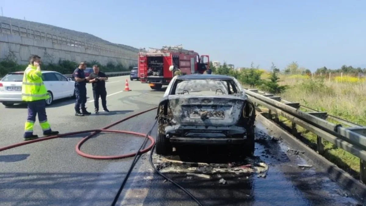 Bursa'da seyir halindeki otomobil yandı!