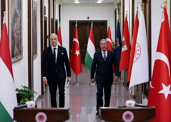 Türkiye ve Macaristan arasında imzalar atıldı! Bakan Hulusi Akar ve Macar mevkidaşından basın açıklaması