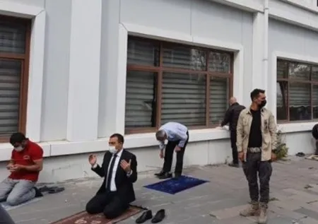 Kars Belediye Başkan Vekili Türker Öksüz’ün Cuma namazını vatandaşlarla kılmasından rahatsız oldular