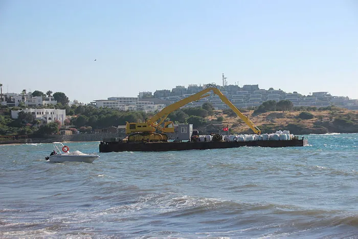 Bodrum’da kepçeyle denize girmilerdi! Muğla Çevre ve Şehircilik İl Müdürlüğü harekete geçti