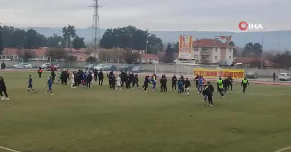 Amatör maçta saha karıştı