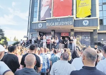 İzmir'de belediyelerde maaş krizi! İşçiler belediye binasını bastı