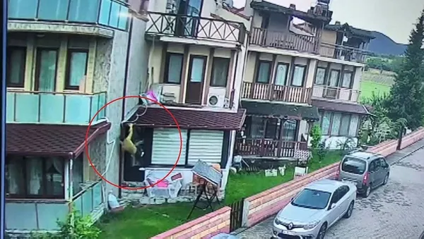 genc-kadin-dehseti-yasadi-evine-giren-tacizciden-kacarak-kurtuldu-1625521816906.jpeg Yalova'da dehşet anları! Balkondan evine girdi, genç kadın kaçarak kurtuldu - 3