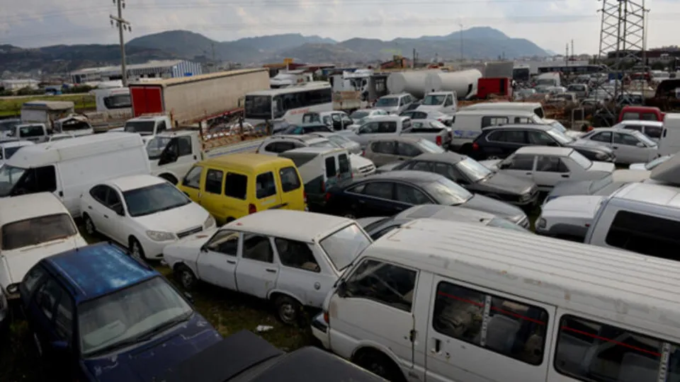 Dev servet Hatay'da çürüyor! Araçlar depoda kaldı