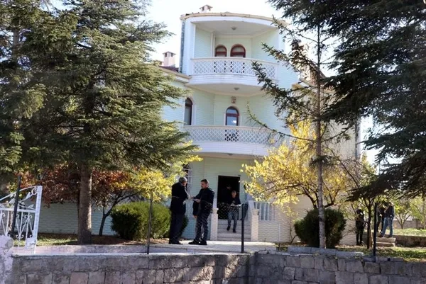 kayseride-yengesini-baltayla-vahsice-oldurdu-karisini-o-halde-goren-adam-kalp-krizi-gecirip-hayatini-kaybetti-1668432240373.jpg Kayseri’de yengesini baltayla vahşice öldürdü! Karısını o halde gören adam kalp krizi geçirip hayatını kaybetti - 6