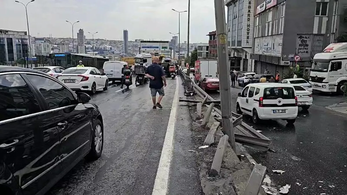 Beylikdüzü'nde kamyon bariyerlere çarptı! D-100'de trafiği durduran kaza