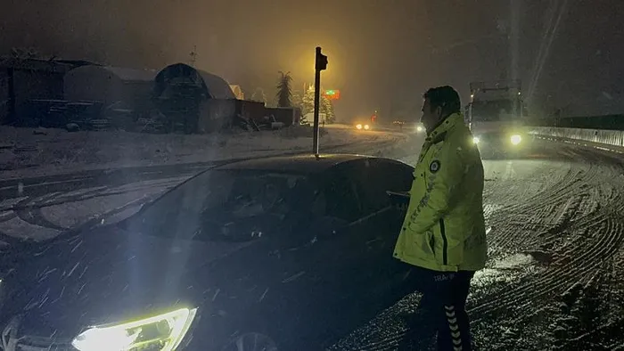 bolu-daginda-zincirleme-felaket-9-arac-birbirine-girdi-1738787930936.jpeg (Foto: İHA)