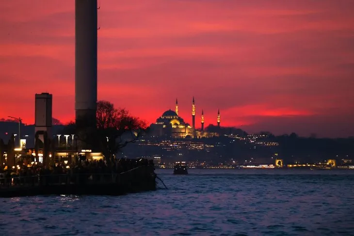 İstanbul’a bir de böyle bakın! Görenler hayran kaldı! Gökyüzü kızıla boyandı vatandaşlar telefona sarıldı