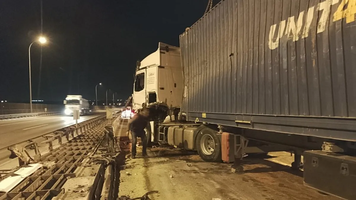 Büyükçekmece TEM Otoyolu'nda TIR devrildi: 1 yaralı