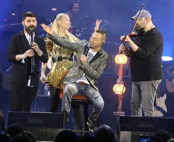 serdar-ortac-eski-esi-chloe-loughnani-hedef-aldi-annemi-dinlemedim-1684736571846.jpeg Serdar Ortaç eski eşi Chloe Loughnan’ı hedef aldı: Annemi dinlemedim - 4