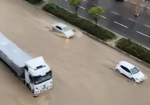 Ankara sağanak yağışa teslim oldu! Yollar göle dönerken vatandaşlar mağdur oldu