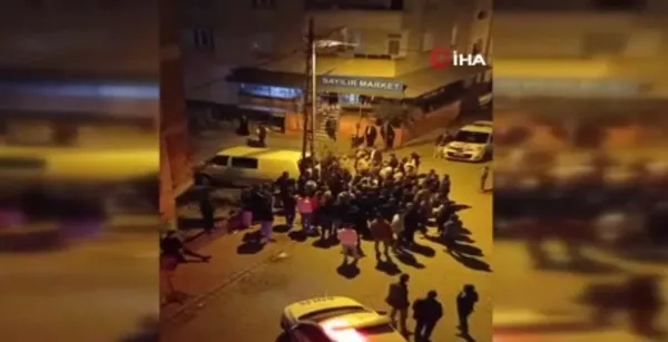 esenyurtta-gece-vakti-mahalle-mahser-yerine-dondu-taciz-iddiasi-ortaligi-karistirdi-yaralilar-var-1651646560514.jpg Esenyurt'ta gece vakti mahalle mahşer yerine döndü! Taciz iddiası ortalığı karıştırdı: Yaralılar var - 1