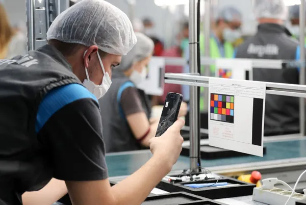 Teknoloji devi TCL Türkiye’de akıllı telefon üretimine başladı