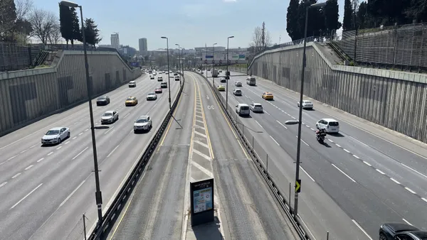 İstanbul’un rengi soldu! İBB’nin söktüğü dikey bahçeler yerini gri duvarlara bıraktı