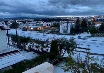 İzmir'de kar gibi dolu yağdı! Çok sayıda mahalle beyaza büründü