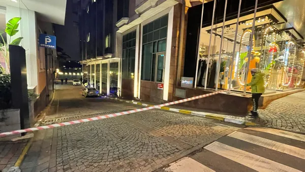 1646276677442.jpg Ortaköy'de otelin 7’inci katından düştü! Bir kişi gözaltına alındı - 3