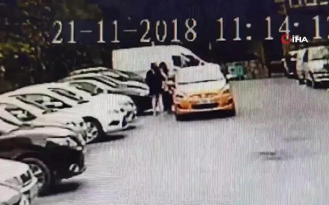 Taksici tepki gösteren turistlere tükürdü