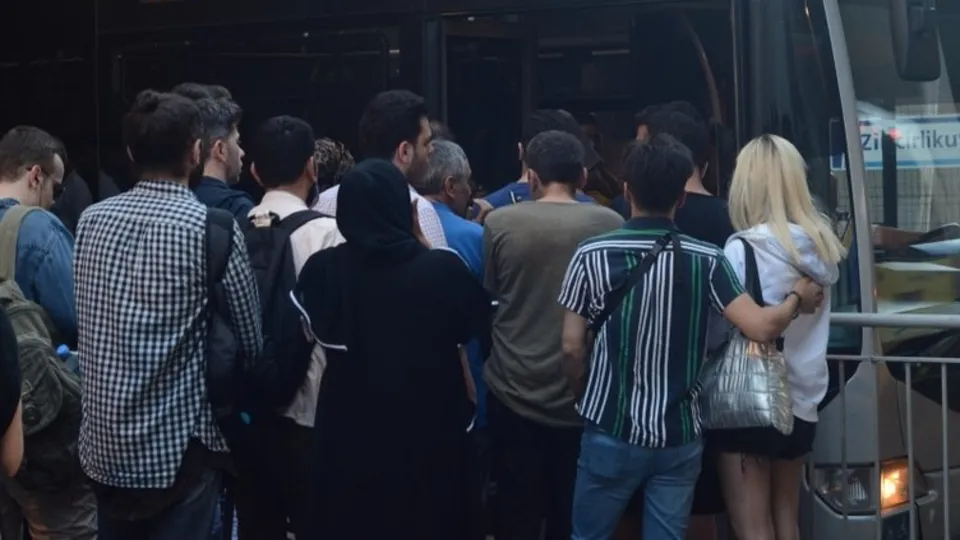 Metrobüs duraklarında yoğunluk!
