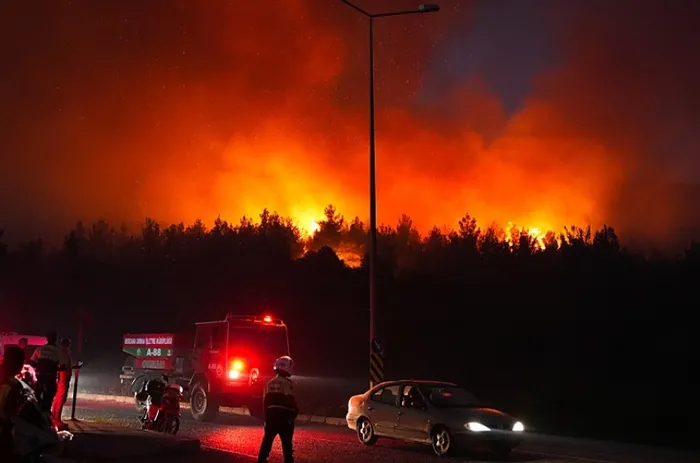 izmir-canakkale-ve-aydinda-yangin-alevlere-havadan-ve-karadan-mudahale-oteller-ve-evler-tahliye-edildi-1719687270363.jpg İzmir'deki 3 yangın kontrol altına alındı! Bakan Yumaklı yangınların çıkış nedenini açıkladı - 16