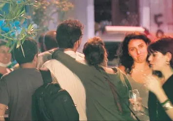 Demet Evgar sevgilisi Levent Babataş’ın eğlence gecesi! Apar topar kaçtı