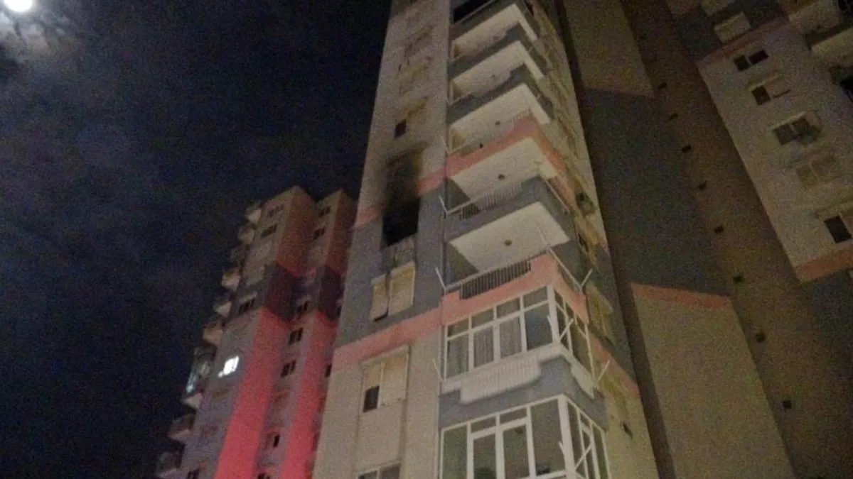 Antalya'da 15 katlı binada yangın paniği! Yanan evi gözyaşları içinde izledi