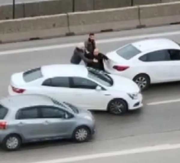 istanbulda-yol-ortasinda-kavga-tartistigi-surucunun-otomobilini-tekmeledi-1666251782602.jpg