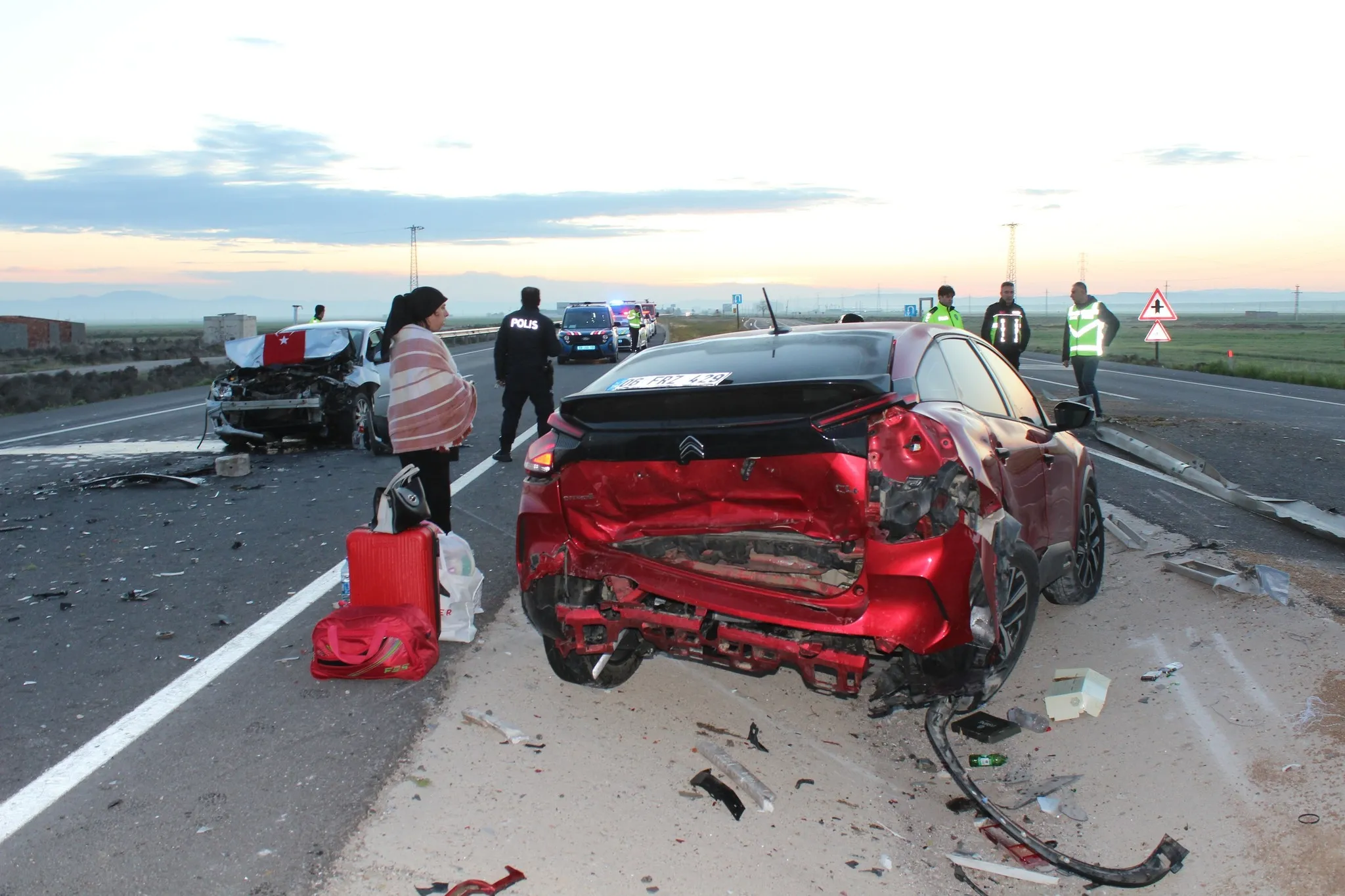 Kaza sonrası yardım için duran araca başka bir araç çarptı: 1 ölü 5 yaralı